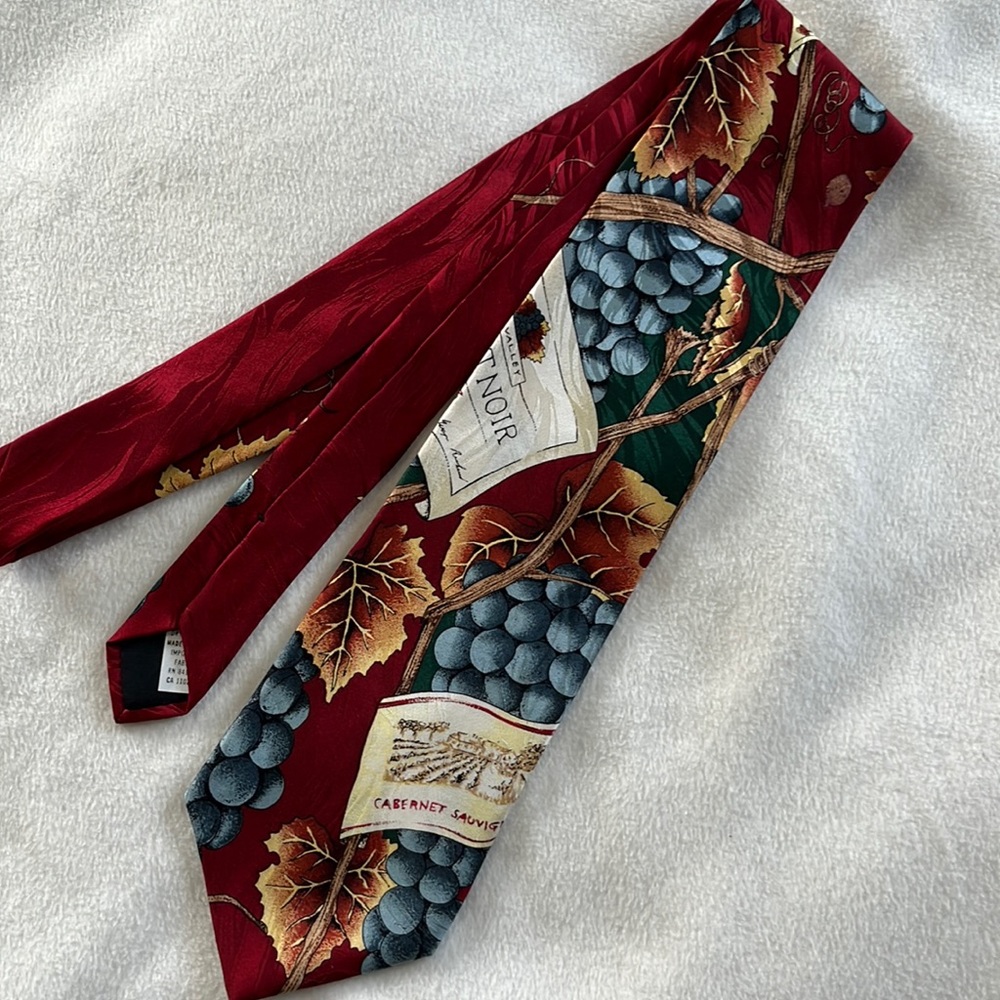Wine lover’s tie